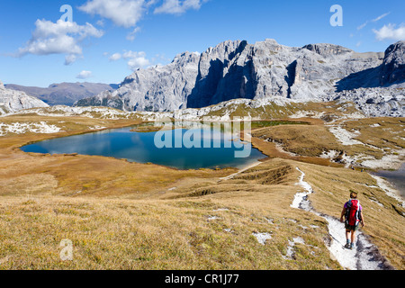 Les randonneurs en ordre décroissant depuis le Rifugio Antonio Locatelli S. Innerkofler, à l'Boedenseen les lacs, Mt Cima Una sur le droit, Mt Croda Banque D'Images