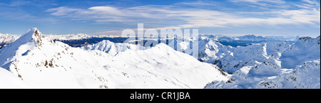 Tagewaldhorn ou Mt Corno di Tramin et Mt Punta Lavina Durnholz ci-dessus, ou vallée Sarntal, Sarentino Dolomites avec Odle Banque D'Images