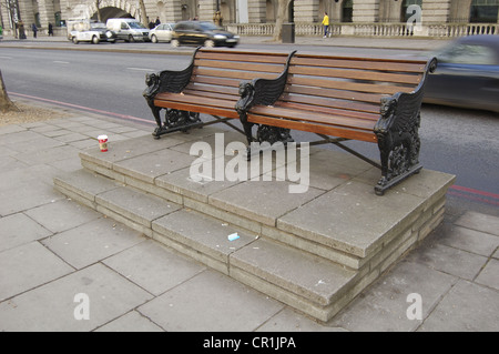 Banc public sur Victoria Embankment à Londres, Angleterre Banque D'Images