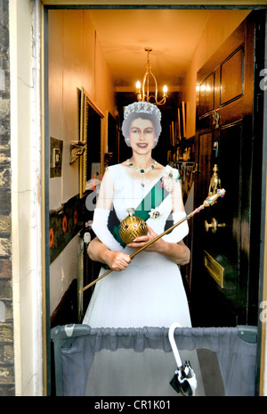 La femme excentrique avec un carton découpe de la reine Elizabeth II célèbre le jubilé de diamant Banque D'Images