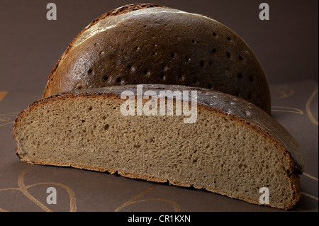 Pain de seigle et de froment, fait au levain, farine de seigle, farine de blé et de farine d'épeautre cuit dans un four de ménage Banque D'Images