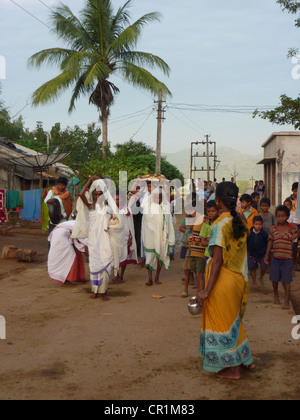 L'Orissa, Inde - NOV 11 -prêtresse tribale arrive dans un petit village d'accomplir des cérémonies puja le Nov 11, 2009 dans l'Orissa, en Inde. Banque D'Images