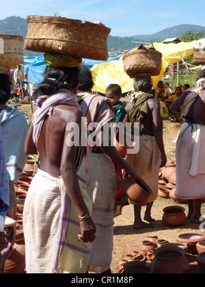 L'Orissa, Inde - NOV 11 - femmes tribales acheter des pots d'argile le Nov 11, 2009, dans la région de Chatikona marché, Orissa, Inde Banque D'Images