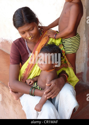 L'Orissa en Inde - Nov 11 Tribal - femme pose avec ses enfants le Nov 11, 2009 dans l'Orissa, Inde Banque D'Images