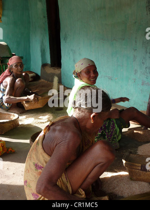 L'Orissa, Inde - Nov 11 - Vieux village thresh femmes afin de retirer la menue paille de riz le Nov 11, 2009 dans l'Orissa, Inde Banque D'Images