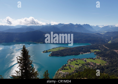 Le lac de Walchen et la ville de Walchensee, Zwergern péninsule, comme vu de Italia, la montagne, la Bavière Haute-bavière Banque D'Images