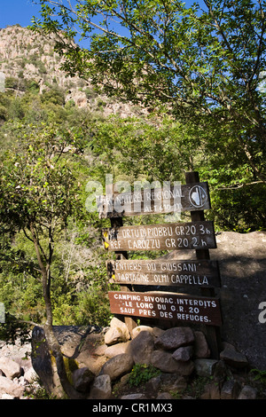 Poteaux de signalisation, la randonnée le long de la rivière Figarella, Foret de Bonifatu, Corse, France, Europe Banque D'Images