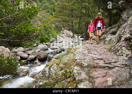 Randonneur dans les gorges de Spelunca, rivière Porto près du village d'Ota, Corse, France, Europe Banque D'Images