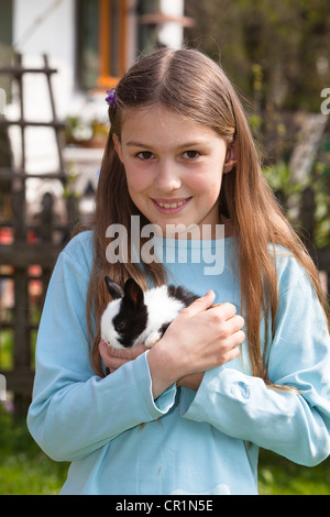 Fille, 10 ans, avec l'animal lapin Banque D'Images