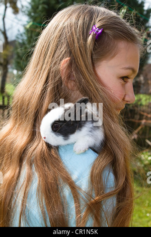 Fille, 10 ans, avec un animal de compagnie lapin, Bavaria, Germany, Europe Banque D'Images