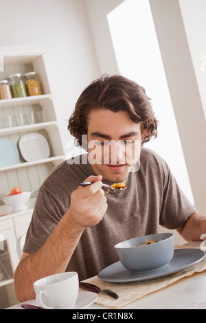 USA, Californie, Los Angeles, Young man eating Banque D'Images