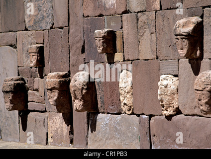 La BOLIVIE, La Paz, Tiwanaku Ministère Pre-Inca site archéologique classé au Patrimoine Mondial de l'UNESCO, pierres de tête intégré dans l'un des Banque D'Images
