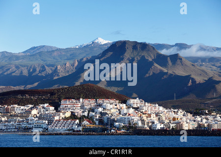 Vue sur Los Cristianos et le Mont Teide, Tenerife, Canaries, Espagne, Europe Banque D'Images