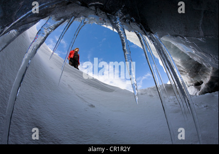 Grotte glaciaire vu du randonneur Banque D'Images