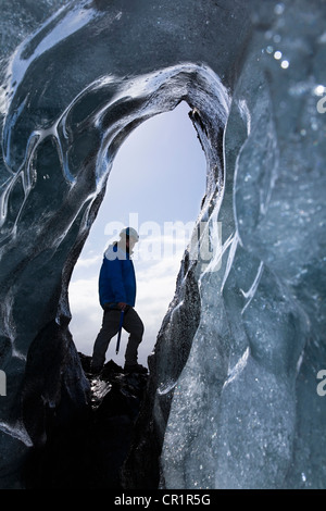 Randonneur marchant sur formations de glace Banque D'Images