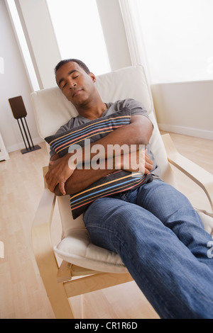 USA, Californie, Los Angeles, Mature man sleeping on armchair Banque D'Images