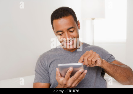 USA, Californie, Los Angeles, Smiling mature man using digital tablet Banque D'Images