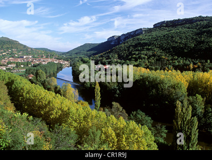 La France, Tarn et Garonne, Saint Antonin Noble Val, l'Aveyron canyon avec Saint Antonin village de l'arrière-plan Banque D'Images