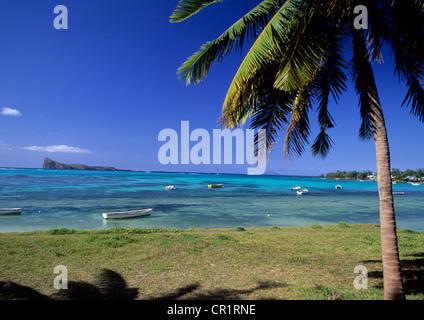 L'Ile Maurice, la côte nord, Le Cap Malheureux, le lagon avec au fond l'île de la Médaille de la boue Banque D'Images