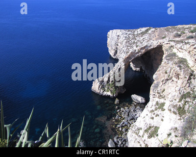 L'une des principales attractions touristiques de Malte ; la Grotte Bleue en début de matinée. Il est situé près du village de Zurrieq - Malte Banque D'Images