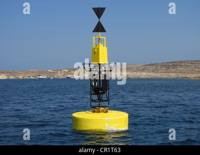 Bouée dans le chenal entre les îles maltaises Banque D'Images