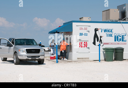 L'achat de la glace d'une machine distributrice en bordure de Floride USA Banque D'Images