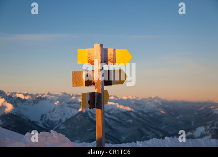 Close up of rural signposts in snow Banque D'Images