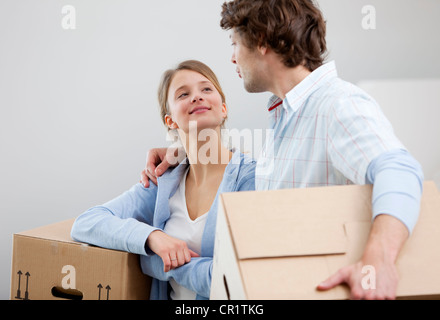 Couple carrying cardboard boxes Banque D'Images
