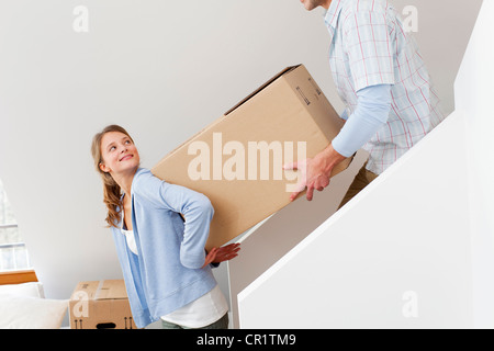 Couple carrying cardboard box Banque D'Images