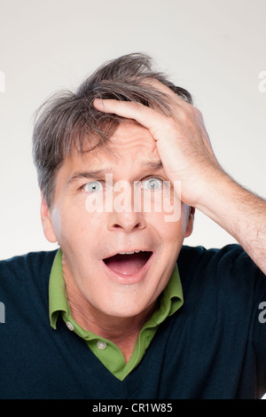 Studio portrait of mature man avec expression du visage Banque D'Images