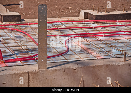 Cette image est la construction d'armature et du fil sont mis dans une nouvelle base de béton fraîchement coulé. Banque D'Images