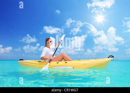 Une femme kayak sur une journée ensoleillée, Kuredu Island, Maldives, Lhaviyani atoll Banque D'Images