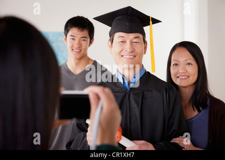 USA, Californie, Los Angeles, Portrait of mature man in graduation gown en famille Banque D'Images