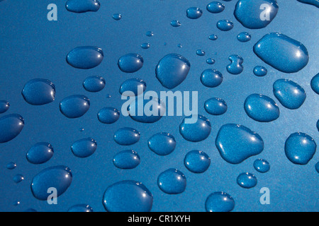 Les gouttelettes d'eau sur fond bleu Banque D'Images
