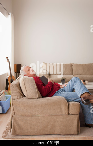 USA, Californie, Los Angeles, Senior man sleeping on armchair Banque D'Images