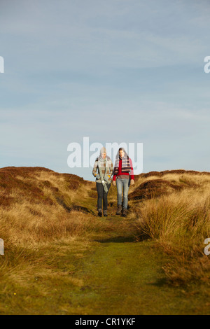 Les femmes à marcher ensemble sur le chemin de terre Banque D'Images