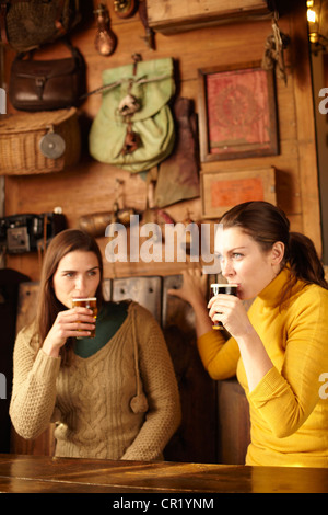 Les femmes ayant de la bière dans un pub Banque D'Images