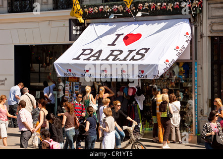 France, Paris, un magasin de souvenirs sur les Champs-Elysées Banque D'Images