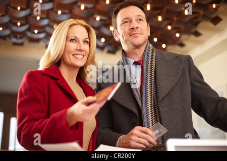 Couple standing à l'hôtel/24 Banque D'Images