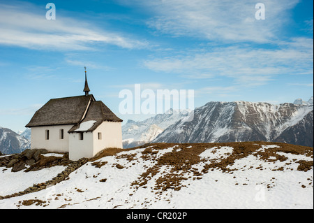 Petite église avec panorama de montagnes à Bettmeralp, Valais, Suisse Banque D'Images