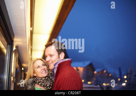 Couple Walking Together on city street Banque D'Images