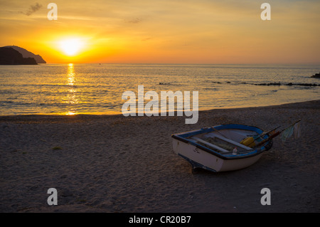 Lever du soleil sur un bateau de pêche traditionnel à terre Isleta del Moro beach Banque D'Images