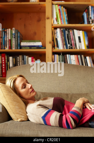 Woman sleeping on sofa Banque D'Images