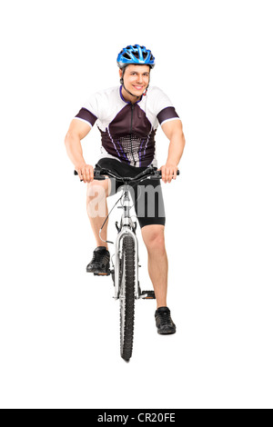 Portrait d'un homme posant un cycliste sur un vélo contre isolé sur fond blanc Banque D'Images