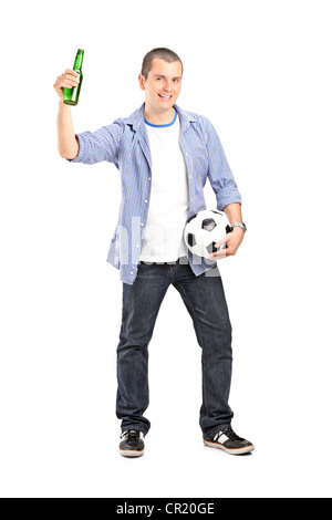 Portrait d'un homme tenant un ventilateur euphorique et football bière bouteille isolé sur fond blanc Banque D'Images