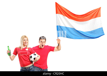 Homme et femme avec des fans euphoriques, une bouteille de bière et de football drapeau néerlandais isolé sur fond blanc Banque D'Images