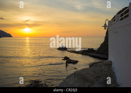 Lever du soleil sur l'Isleta del Moro village et sa baie Banque D'Images