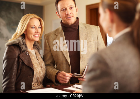 Contrôle de couple à l'hôtel Banque D'Images