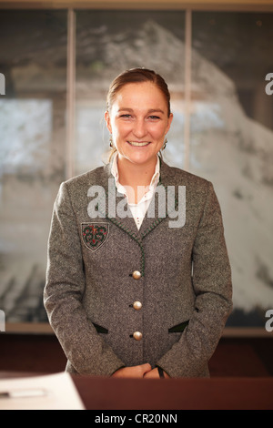 Concierge de l'hôtel standing at desk Banque D'Images