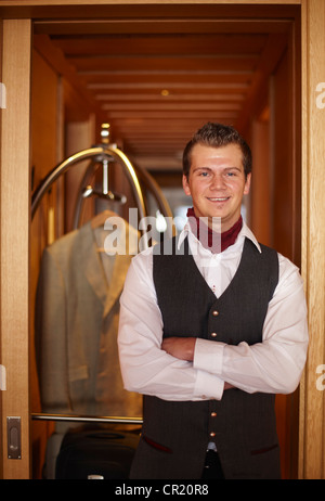 Groom smiling avec assurance Banque D'Images